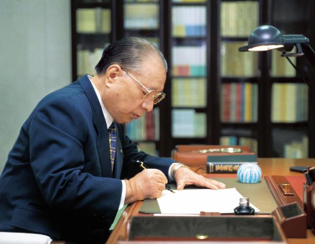 Daisaku Ikeda at desk writing